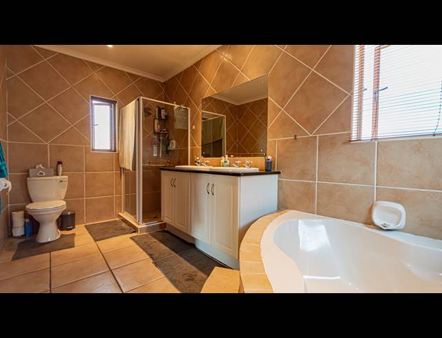 3 BEDROOM SECTIONAL TITLE FOR SALE IN MORELETA PARK